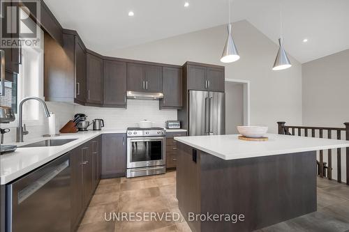 3822 Simpson Lane, Fort Erie, ON - Indoor Photo Showing Kitchen With Upgraded Kitchen