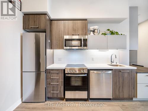 101 - 1 Neighbourhood Lane, Toronto, ON - Indoor Photo Showing Kitchen With Upgraded Kitchen