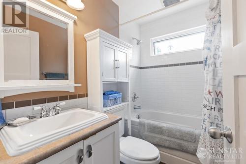1278 Wellington Drive, North Vancouver, BC - Indoor Photo Showing Bathroom