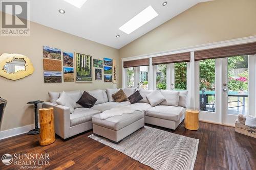 1278 Wellington Drive, North Vancouver, BC - Indoor Photo Showing Living Room