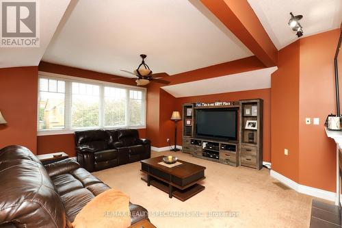 5824 Tayside Crescent, Mississauga, ON - Indoor Photo Showing Living Room