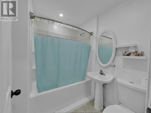 2574 Alexis, Windsor, ON - Indoor Photo Showing Bathroom