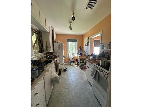 1010 Murdoch Street, Creston, BC - Indoor Photo Showing Kitchen