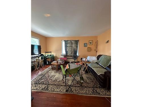 1010 Murdoch Street, Creston, BC - Indoor Photo Showing Living Room