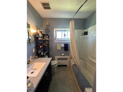 1010 Murdoch Street, Creston, BC - Indoor Photo Showing Bathroom
