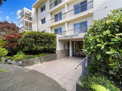 404-2323 Hamiota St, Oak Bay, BC - Outdoor With Balcony