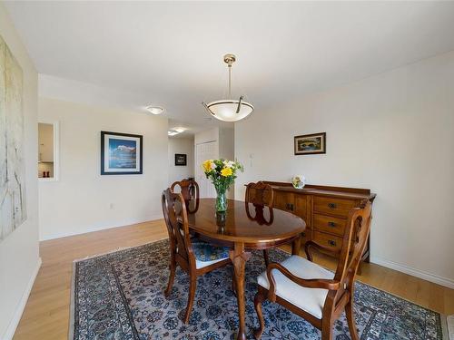 404-2323 Hamiota St, Oak Bay, BC - Indoor Photo Showing Dining Room