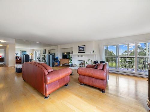 404-2323 Hamiota St, Oak Bay, BC - Indoor Photo Showing Living Room