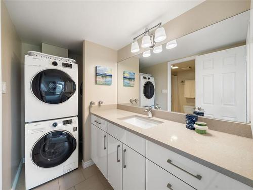 404-2323 Hamiota St, Oak Bay, BC - Indoor Photo Showing Laundry Room
