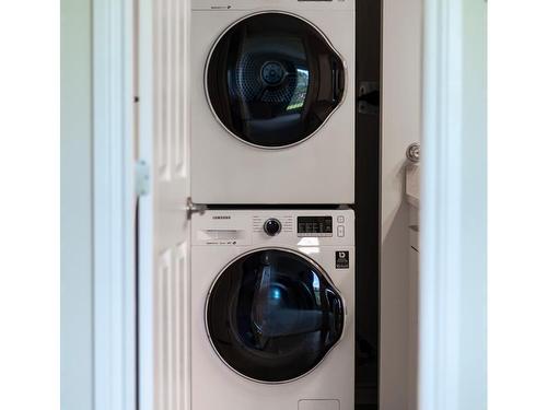 404-2323 Hamiota St, Oak Bay, BC - Indoor Photo Showing Laundry Room