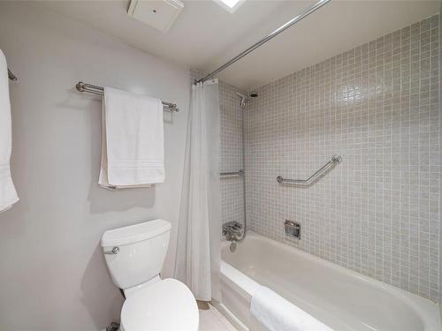 404-2323 Hamiota St, Oak Bay, BC - Indoor Photo Showing Bathroom