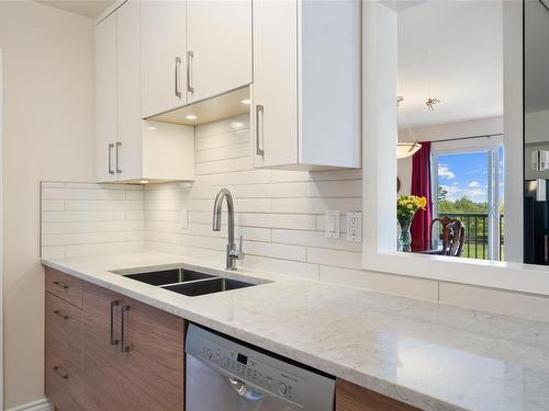 404-2323 Hamiota St, Oak Bay, BC - Indoor Photo Showing Kitchen With Double Sink With Upgraded Kitchen