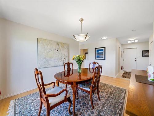 404-2323 Hamiota St, Oak Bay, BC - Indoor Photo Showing Dining Room