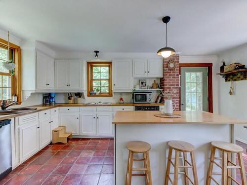 Kitchen - 326 Ch. Des Patriotes S., Mont-Saint-Hilaire, QC - Indoor Photo Showing Kitchen