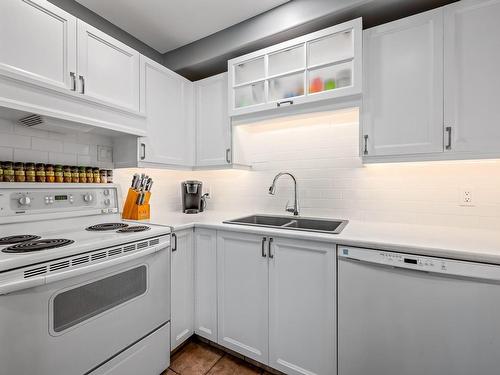 101-130 Back Rd, Courtenay, BC - Indoor Photo Showing Kitchen With Double Sink