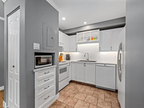 101-130 Back Rd, Courtenay, BC - Indoor Photo Showing Kitchen