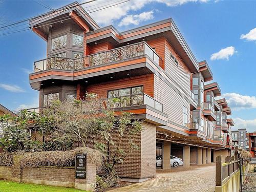 205-2589 Penrhyn St, Saanich, BC - Outdoor With Balcony