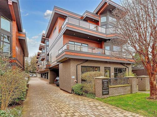 205-2589 Penrhyn St, Saanich, BC - Outdoor With Balcony