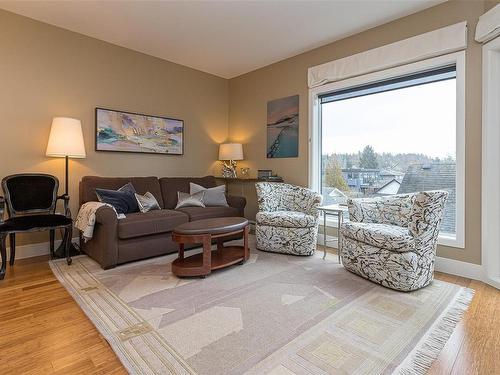 205-2589 Penrhyn St, Saanich, BC - Indoor Photo Showing Living Room