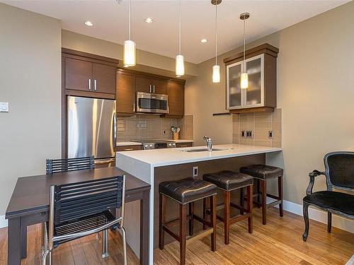 205-2589 Penrhyn St, Saanich, BC - Indoor Photo Showing Kitchen