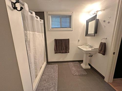 104 Hull Ave, Thunder Bay, ON - Indoor Photo Showing Bathroom