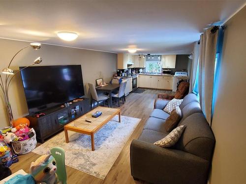 9 Sarawak Drive, Shuniah, ON - Indoor Photo Showing Living Room