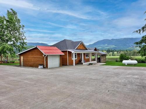 4784 Yellowhead Hwy, Barriere, BC - Outdoor