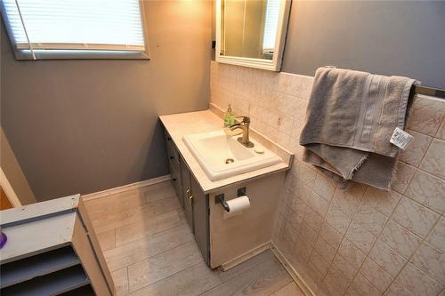 17 Craigroyston Road, Hamilton, ON - Indoor Photo Showing Bathroom