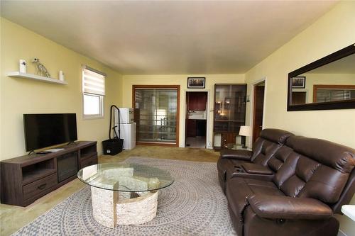 17 Craigroyston Road, Hamilton, ON - Indoor Photo Showing Living Room