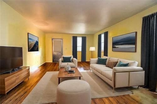 17 Craigroyston Road, Hamilton, ON - Indoor Photo Showing Living Room