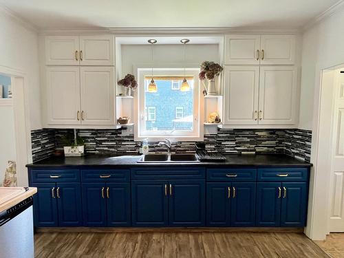 216 4Th Avenue, Nakusp, BC - Indoor Photo Showing Kitchen With Double Sink