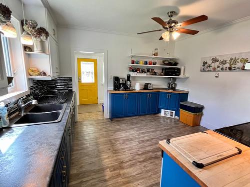 216 4Th Avenue, Nakusp, BC - Indoor Photo Showing Kitchen With Double Sink