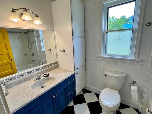 216 4Th Avenue, Nakusp, BC - Indoor Photo Showing Bathroom