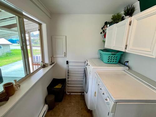 216 4Th Avenue, Nakusp, BC - Indoor Photo Showing Laundry Room