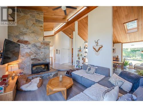 559 Johnson Crescent, Oliver, BC - Indoor Photo Showing Living Room With Fireplace