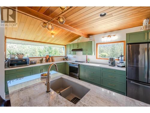 559 Johnson Crescent, Oliver, BC - Indoor Photo Showing Kitchen