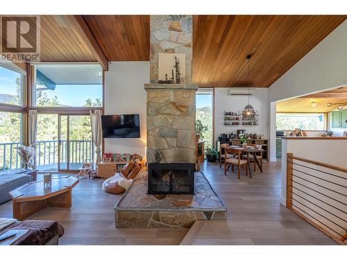 559 Johnson Crescent, Oliver, BC - Indoor Photo Showing Living Room With Fireplace