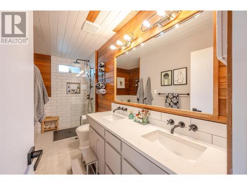 559 Johnson Crescent, Oliver, BC - Indoor Photo Showing Bathroom