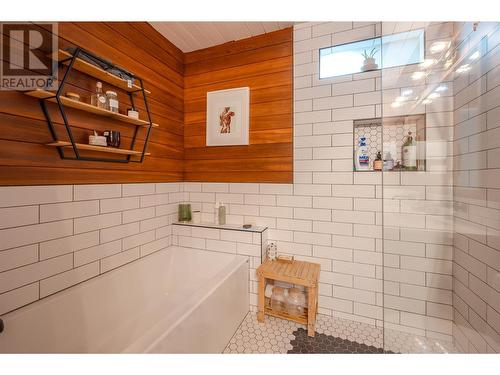 559 Johnson Crescent, Oliver, BC - Indoor Photo Showing Bathroom