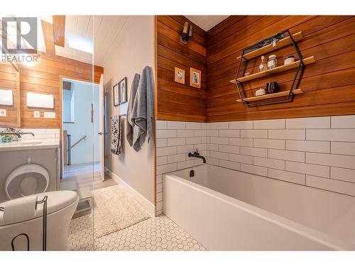 559 Johnson Crescent, Oliver, BC - Indoor Photo Showing Bathroom