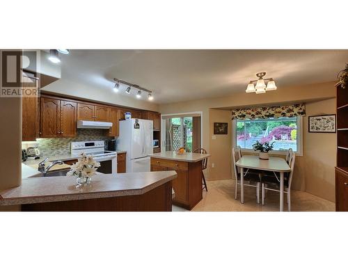 7501 Devito  Drive, Trail, BC - Indoor Photo Showing Kitchen