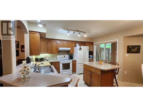 7501 Devito  Drive, Trail, BC - Indoor Photo Showing Kitchen With Double Sink