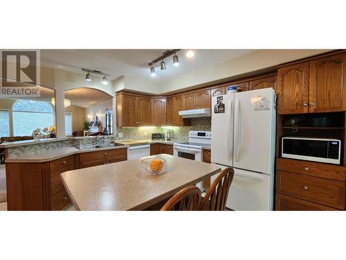 7501 Devito  Drive, Trail, BC - Indoor Photo Showing Kitchen With Double Sink