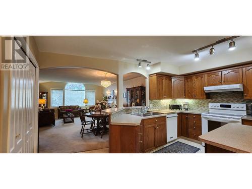 7501 Devito  Drive, Trail, BC - Indoor Photo Showing Kitchen With Double Sink