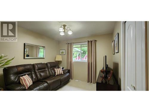 7501 Devito  Drive, Trail, BC - Indoor Photo Showing Living Room