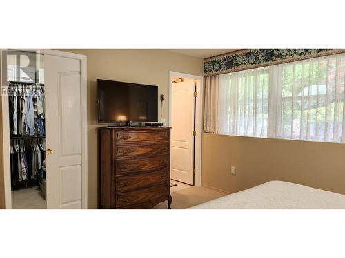 7501 Devito  Drive, Trail, BC - Indoor Photo Showing Bedroom