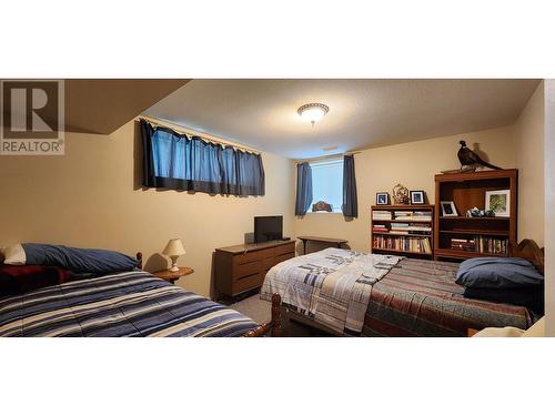 7501 Devito  Drive, Trail, BC - Indoor Photo Showing Bedroom