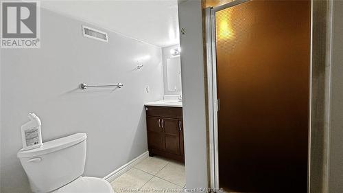 496 Partington Avenue, Windsor, ON - Indoor Photo Showing Bathroom