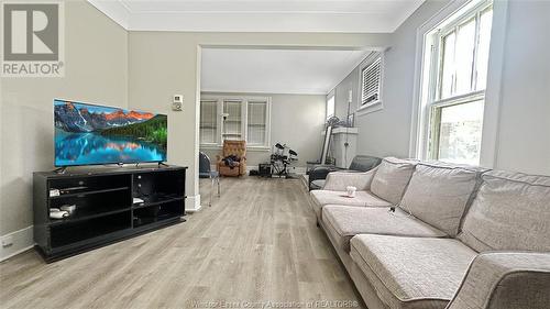 496 Partington Avenue, Windsor, ON - Indoor Photo Showing Living Room