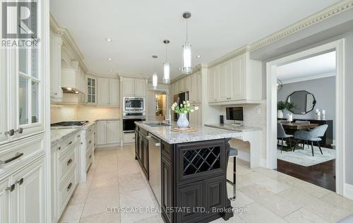 2242 Rosegate Drive, Mississauga, ON - Indoor Photo Showing Kitchen With Upgraded Kitchen